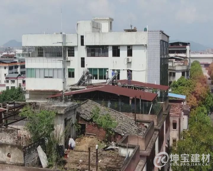 除隱患 提形象 梅州:干群合力齊參與 鐵皮瓦整治在行動(dòng)