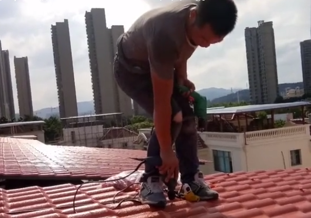 三層白底樹脂瓦安裝視頻！注意細(xì)節(jié)先擴(kuò)孔在打