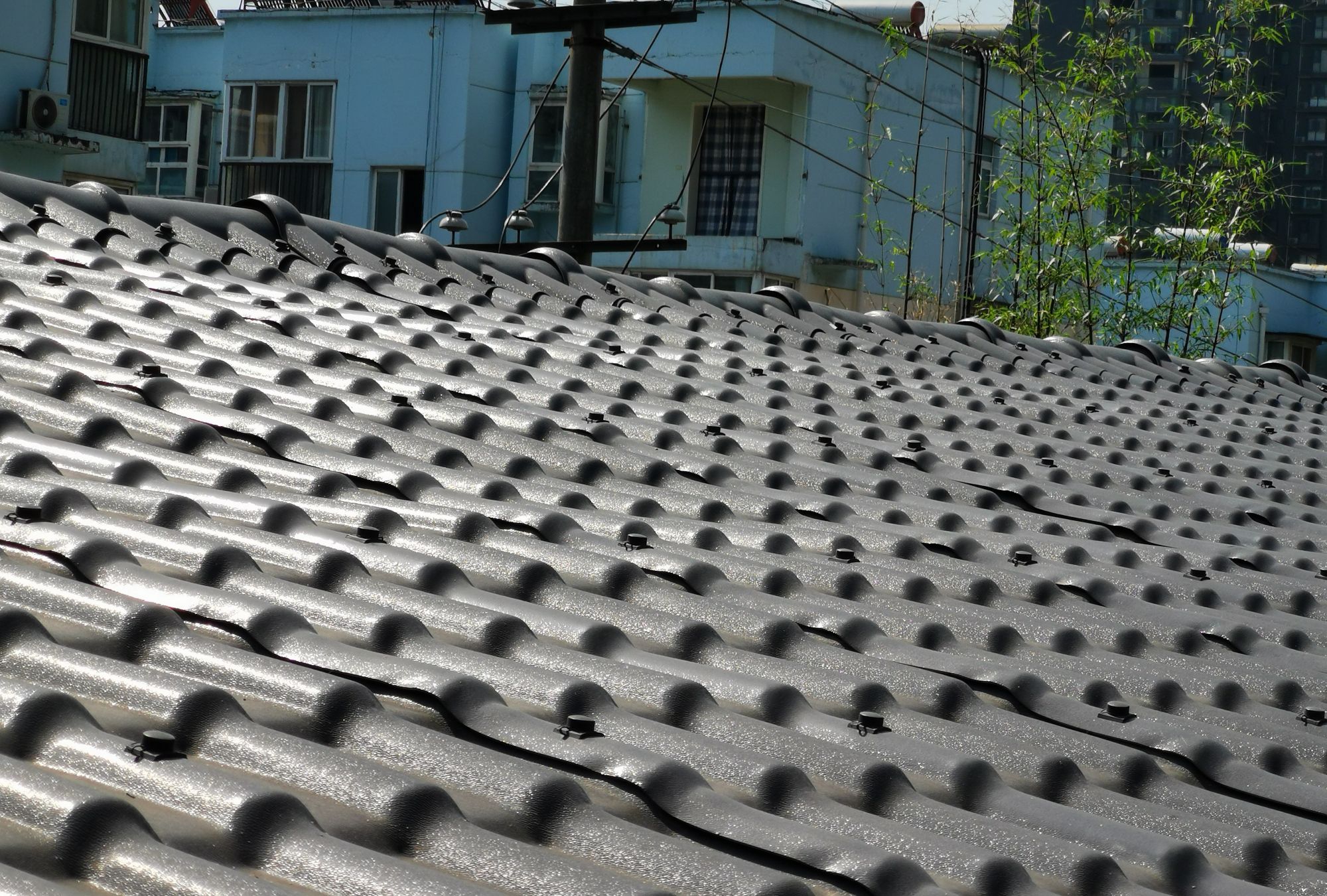 青白江老房翻新樹脂瓦，災(zāi)情后續(xù)老黨員上門查看