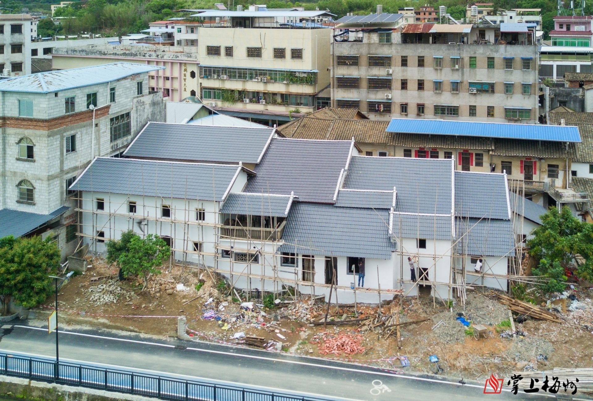 ↑村民將自家墻體粉刷一新，屋頂鐵皮瓦更換成樹脂瓦。（林翔 攝）